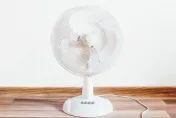 電扇無故自轉！婆婆嘆1句…人妻崩潰「公公死了仍盯著我肚皮」：死不瞑目一樣