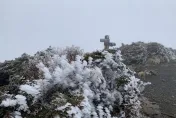 影/雪山主峰下冰霰！樹叢結滿銀白霧淞　超美畫面曝光