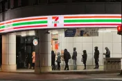 真相曝光！寒流襲凌晨4點冷颼颼　驚見大群正妹衝超商排隊