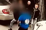 停車糾紛釀肢體衝突！台南火爆麵店老闆持刀追砍　最後反被打趴