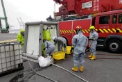 快訊/高雄港70號碼頭「氫氟酸」洩漏　貨車駕駛不適送醫