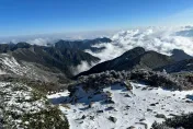 影/雪山下雪了！銀白世界超夢幻　稜線換白裝美翻