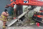 影/新北吊車撞電桿、機車遭波及燒起來　害周邊住戶鬧停電