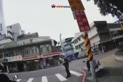 影/綠燈警站路口斑馬線！見「科技執法」騎士不敢過稱：陷阱卡？