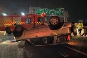 國1岡山段深夜翻車事故！2車相撞後1車「4輪朝天」　現場交通一度癱瘓