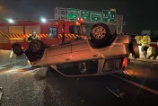 影/睡不夠闖禍？國1深夜開一開撞護欄　後車追吻屁股就翻了