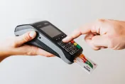 超商刷卡族注意！今起5銀行不玩了　終止與7-11、全家合作