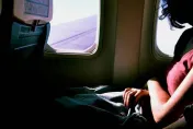 隔壁大叔雙手狂抖！竟在飛機上偷東西　隔壁女乘客寫紙條向空姐求救