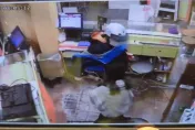 影/基隆男持刀搶彩券行畫面曝！廟口正妹店員奮勇反抗、警1.5小時逮2嫌