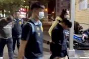影/衝撞片！詐騙車手面交取款拒捕開車逃逸　撞9車受困車陣警圍捕逮人