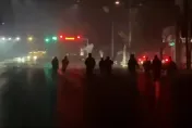 影/「古惑仔」街頭鬥毆不拿刀！用「手持煙火互射」下場曝...照樣被逮捕
