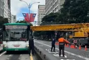 快訊/台北鬧區工安意外！　大型起重機吊臂「插進公車裡」...驚悚畫面曝