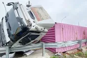 國道2號貨櫃車翻覆！護欄壓成波浪形…駕駛輕傷送醫