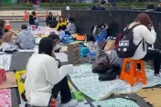 影/卡位高雄跨年演唱會！　整片紙板海佔搖滾區「移動者單身一輩子」