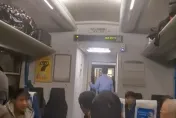 影/揪心！他搭車突崩潰痛哭　乘客被驚醒一問才知「22歲兒騎車遇死劫」