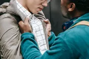 動手又動口！綠帽夫捉孕妻對質小王　打不過竟「咬掉對方右耳」