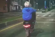 影/帥不過1天！屁孩八里街頭跩「無牌翹孤輪」　被4輪警車載回派出所再罰4萬6