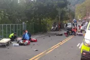 快訊/新竹關西自小客疑「超速」衝對向　雙載重機騎士噴飛命危送醫