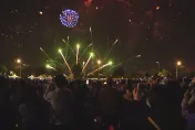 台中跨年180秒煙火秀！22萬民眾齊聚倒數　JESSI碎鑽鏤空衣登場