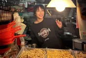 跨年「女神賣鹹酥雞」！邊炸雞排邊倒數：忙到沒時間看手機