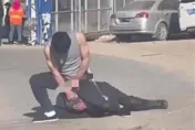 影/惡男街頭暴打老翁脫褲「掏鳥騎乘」　羞辱影片瘋傳...警方：酒後鬧事