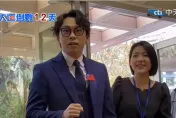 影/ 賀瓏來見習了！身穿深藍西裝別國旗赴辯論會 大笑「可能會像朱立倫一樣睡著」