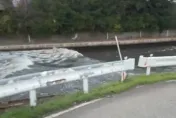 影/快逃！日本7.6強震海嘯警戒　開車民眾目擊「海水逆流上岸」