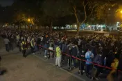 高雄「龍年一卡通」免費送！民眾夜排瘋搶　男子沒拿到號碼牌當場爆氣