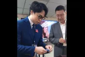 賀瓏辯論會探班　收下趙少康贈「戰鬥藍手環」！曝這人講話時在台下睡了一次