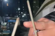影/燒到焦黑還點不著！陸女誤把「電焊條」當「仙女棒」　友人一看超傻眼