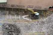 影/真的「挖出個王八」！怪手整建停車場　鑿地刻字網吸3千讚