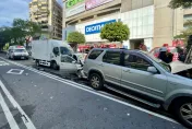 快訊/撿筷子釀禍！貨車駕駛疑開車吃便當　5車連環撞瞬間影像曝光