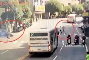 快訊/又見行人地獄！新店2男子走斑馬線被轎車撞飛　撞擊瞬間曝光
