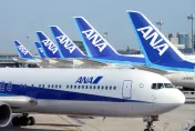 羽田機場飛機擦撞起火！4跑道全關閉　3日多班次恐延誤、取消