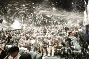 電影院噴「人工造雪」重現浪漫場景　觀眾遇「雪崩」慘遭泡沫洗頭超狼狽
