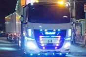 影/平交道上跳恰恰？斗六花燈聯結車「前進後退還卡住」　超扯畫面曝