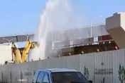 快訊/台74線北屯二段「交流道工程」撞爆排氣閥！抽水機炸裂噴2樓高…怪手急擋水柱