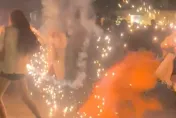 影/3正妹跨年嗨玩仙女棒！意外引爆人孔蓋「噴火柱」　驚悚畫面曝