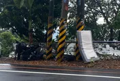 139線死亡彎道防撞新招！　大床墊包電杆、車友籲：不要搬走