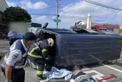 影/洗腎專車返家撞小貨車翻覆！6人受困　8旬婦左手骨折