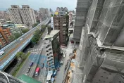 獨/猛鬼大樓「14樓頂俯瞰地面視角」曝！樓頂女兒牆無防護措施　記者莫名秒疲倦