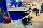 影/無人機車暴衝高速撞爛飲料店　女騎士無辜稱「油門卡住啦」
