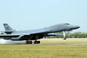 美軍B-1B轟炸機訓練途中驚傳墜毀！4飛官彈射逃生　空軍基地急關閉
