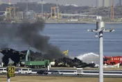 影/日航客機殘骸開始清除！拆到一半「突起火冒黑煙」　消防車出動灌救
