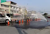 快訊/高雄大寮工地挖斷管線瓦斯外洩　消防員封鎖警戒