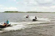夫妻騎水上摩托車遊河　人妻遭水柱擊中下體破裂亡