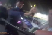 影/通緝毒蟲深夜違停被盤查　坐上警車還想逃…辣椒水一噴投降了
