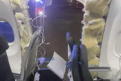 影/飛機16000英尺高空中窗板竟被吹走　機身破大洞驚險畫面曝