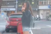影/最壞示範！推嬰兒車「人肉佔車位」遭趕　超兇辣腿人妻惱羞比中指駕駛要告