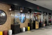 噁爆！台中迴轉火鍋店豆皮藏「7隻活蟑螂」　食安處稽查勒令改善